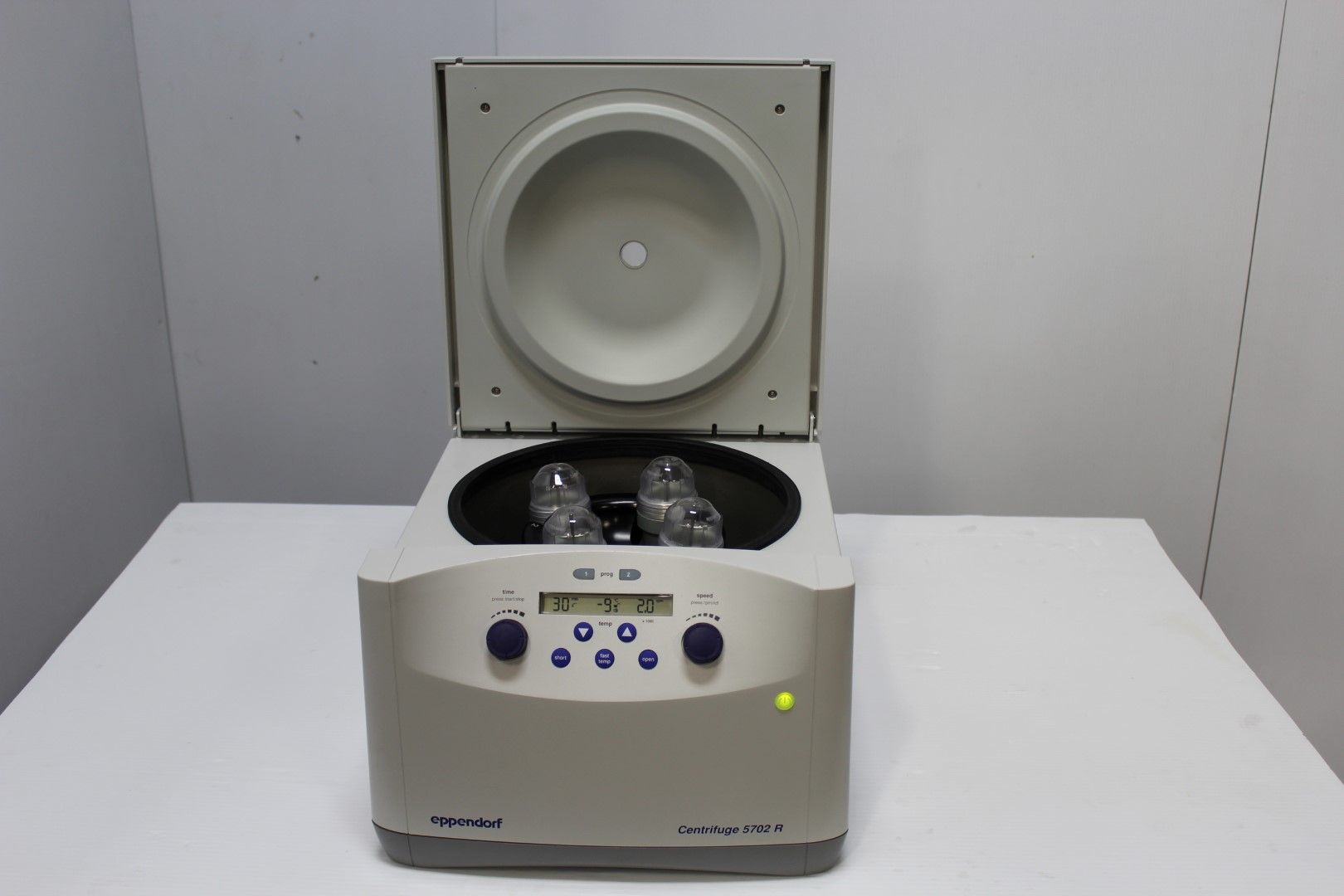 Eppendorf 5702R 5702 R Refrigerated Centrifuge 4400RPM w/ A-4-38